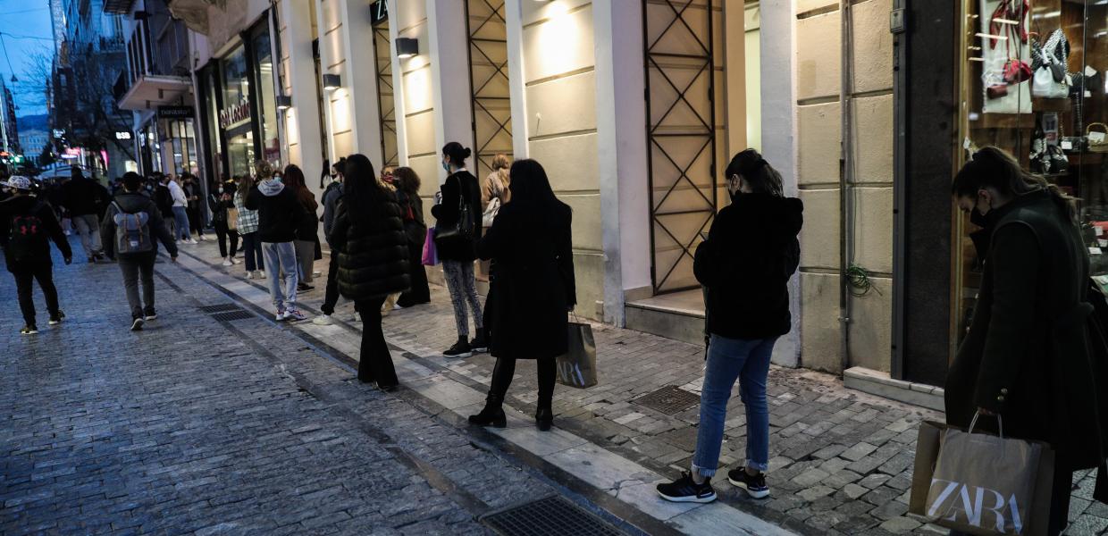Ουρές έξω από κατάστημα στην Ερμού