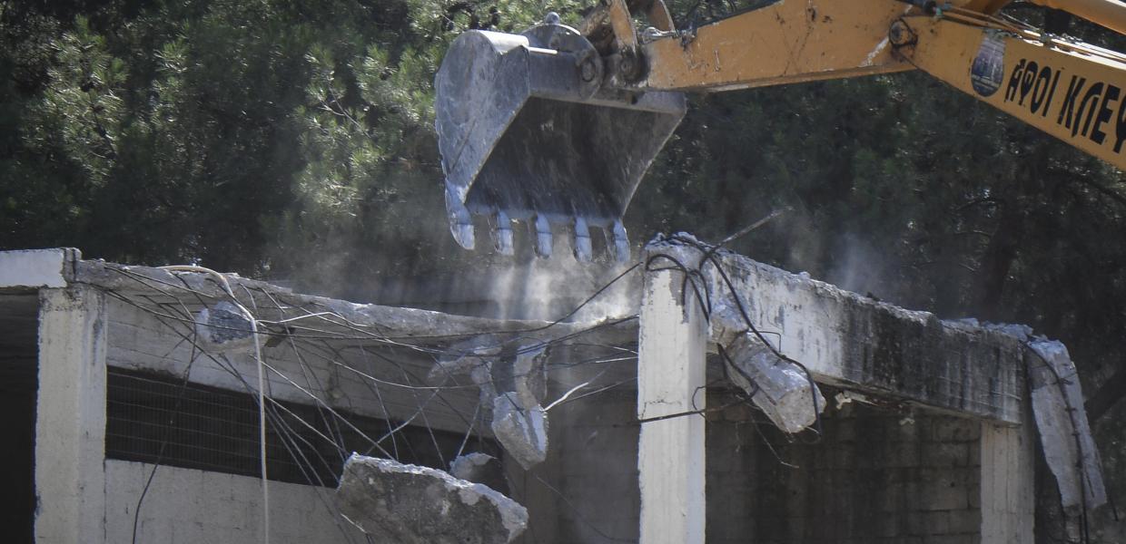 Μπουλντόζα κατεδαφίζει