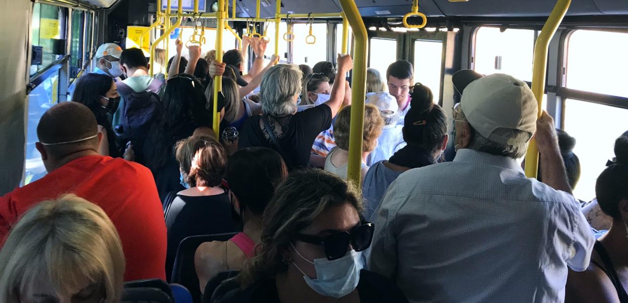 Γεμάτο από κόσμο λεωφορείο