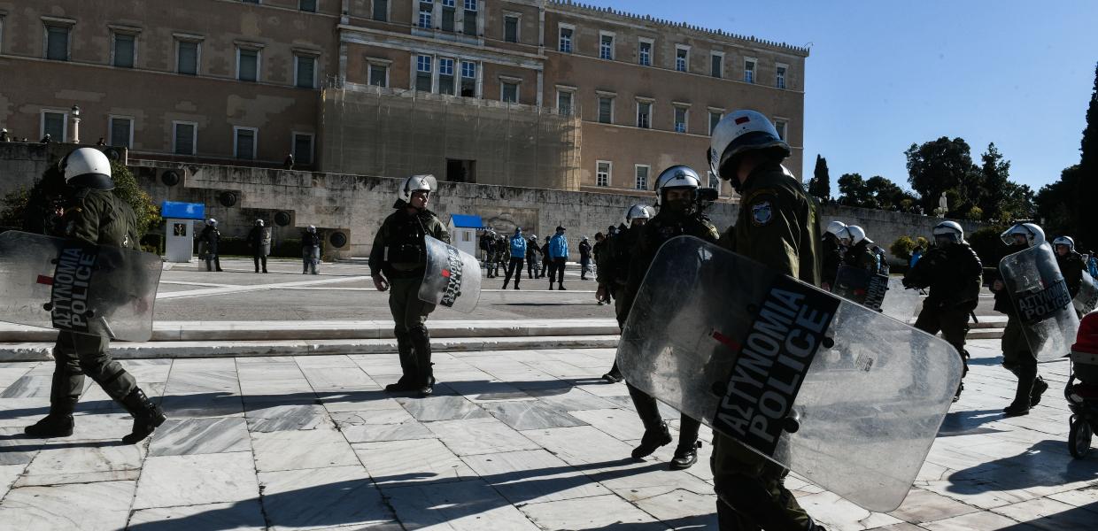 ΜΑΤ έξω από τη Βουλή