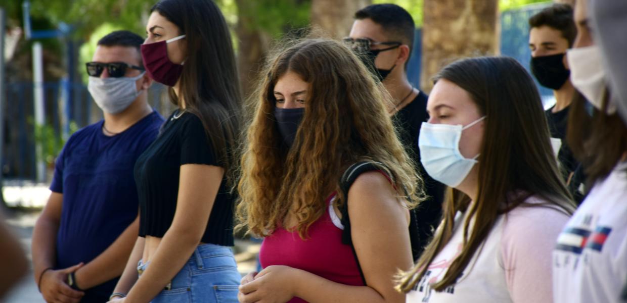 Μαθητές με μάσκα