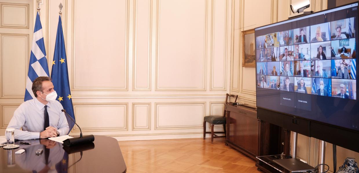 Ο Κυριάκος Μητσοτάκης σε τηλεδιάσκεψη με το υπουργικό συμβούλιο