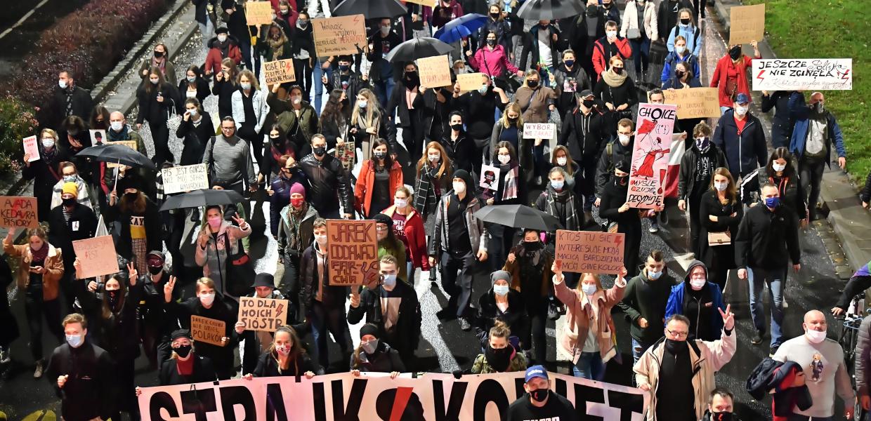 Διαδήλωση στην Πολωνία ενάντια στο νόμο που απαγορεύει τις αμβλώσεις