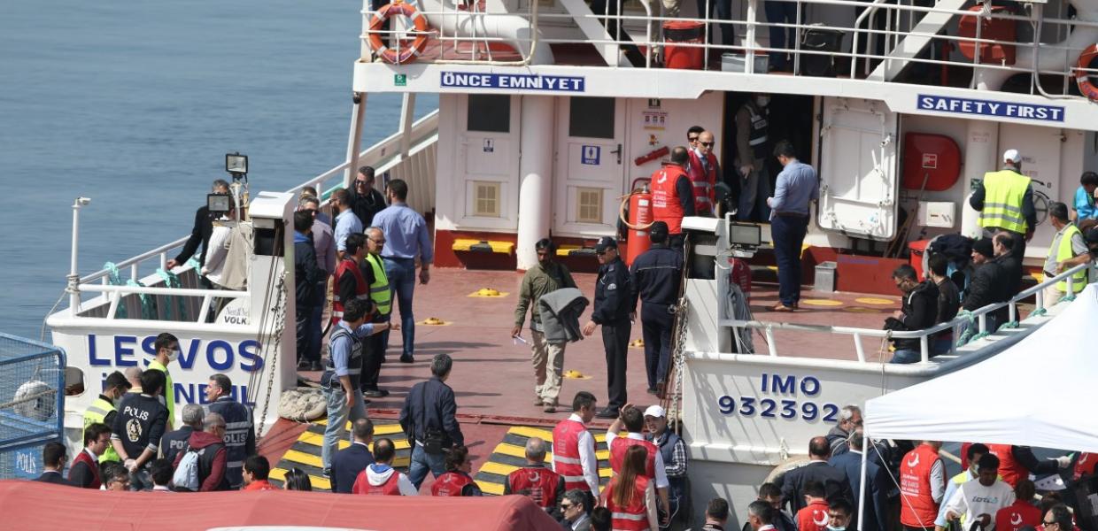 Πρόσφυγες και μετανάστες σε καράβι