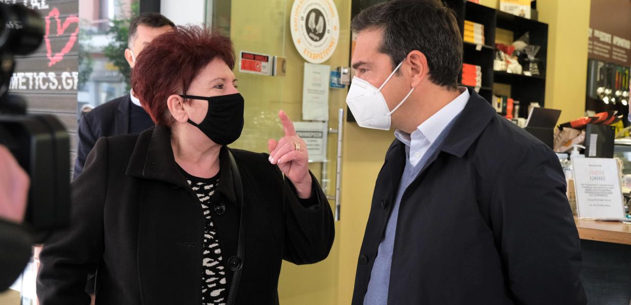 Ο Αλέξης Τσίπρας με συνταξιούχο στην Πάτρα