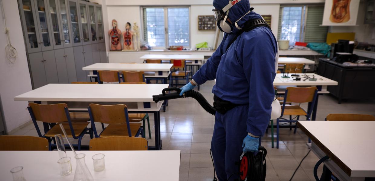 σχολείο κορωοϊός ταξη απολύμανση