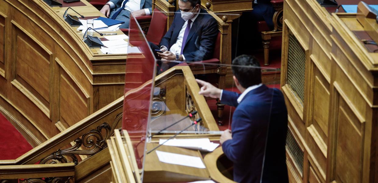 Ο Αλέξης Τσίπρας και ο Κυριάκος Μητσοτάκης στη Βουλή