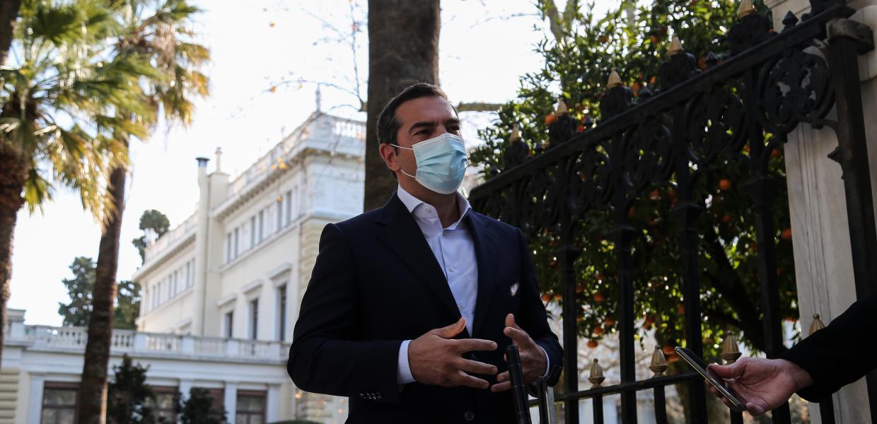 Ο Αλέξης Τσίπρας κάνει δηλώσεις