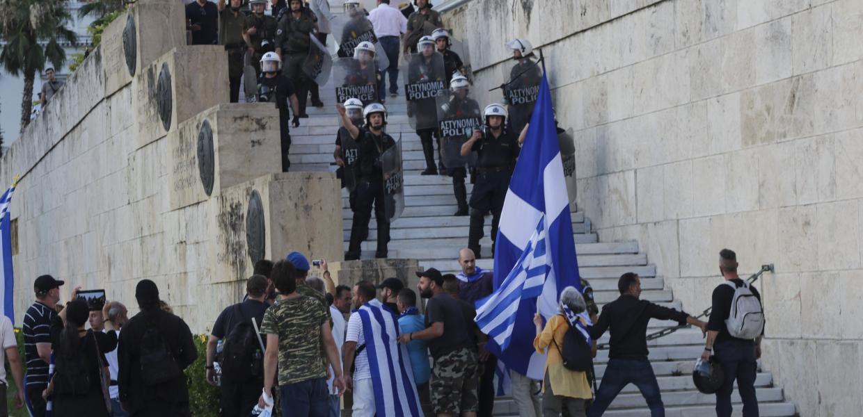 Επεισόδια έξω από τη Βουλή από Μακεδονομάχους
