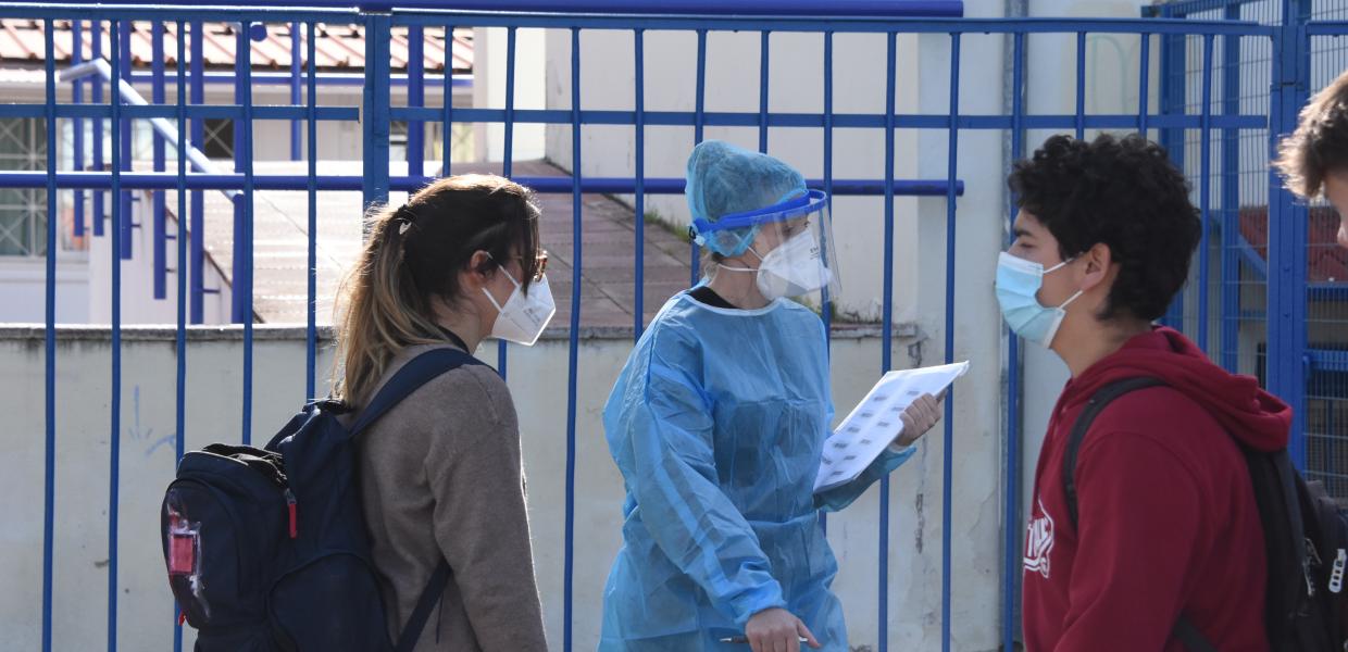 ΣΧΟΛΕΙΟ ΚΟΡΩΝΟΪΟΣ ΕΛΕΓΧΟΙ ΜΑΘΗΤΕΣ ΜΑΣΚΕΣ