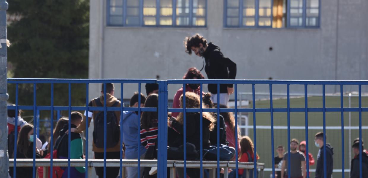 ΣΧΟΛΕΙΟ ΚΟΡΩΝΟΪΟΣ ΜΑΣΚΕΣ ΜΑΘΗΤΕΣ ΠΡΟΑΥΛΙΟ