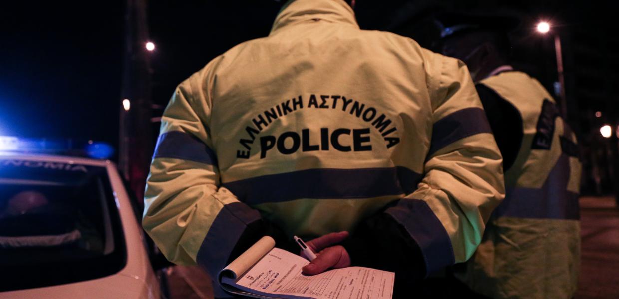 Αστυνομικοί κάνουν έλεγχο