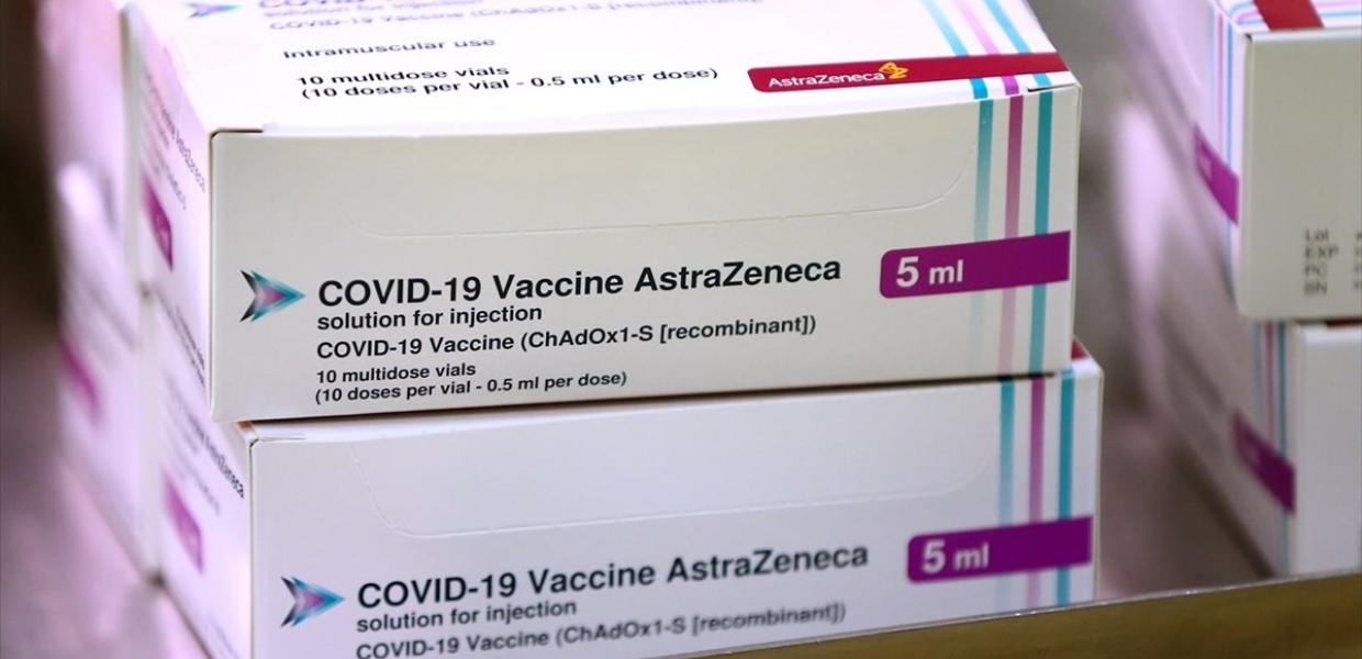 Κουτιά εμβολίων της AstraZeneca 