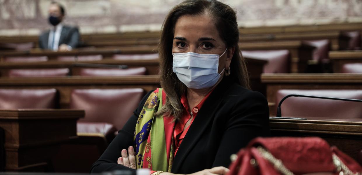 Η Ντόρα Μπακογιάννη στη Βουλή
