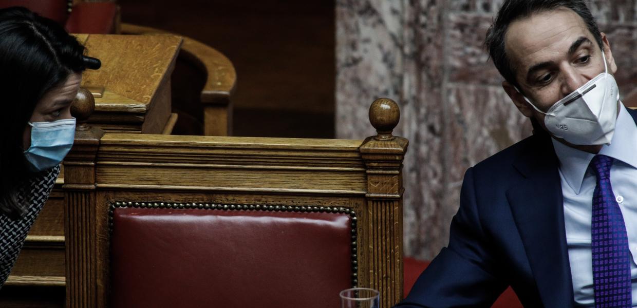 Κυριάκος Μητσοτάκης και Νίκη Κεραμέως με μάσκες στη Βουλή