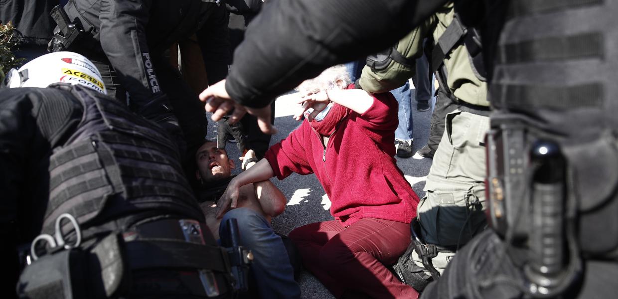 Η καθηγήτρια Κωνσταντίνα Ριτσάτου του ΑΠΘ ανάμεσα στα ΜΑΤ