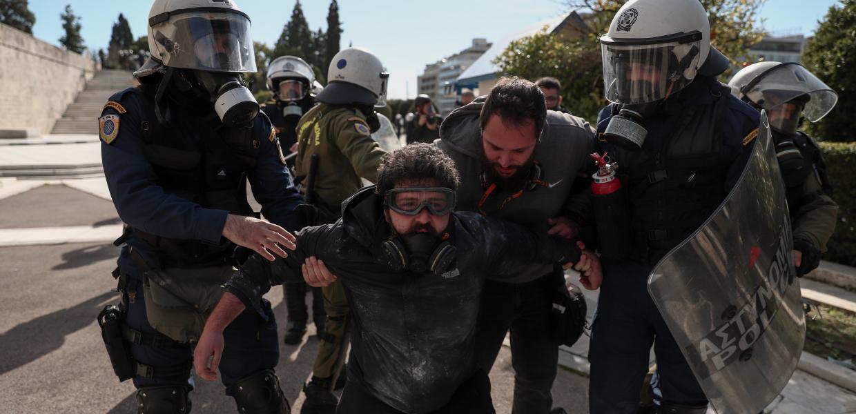 ΜΑΤ χτυπάνε φοιτητές