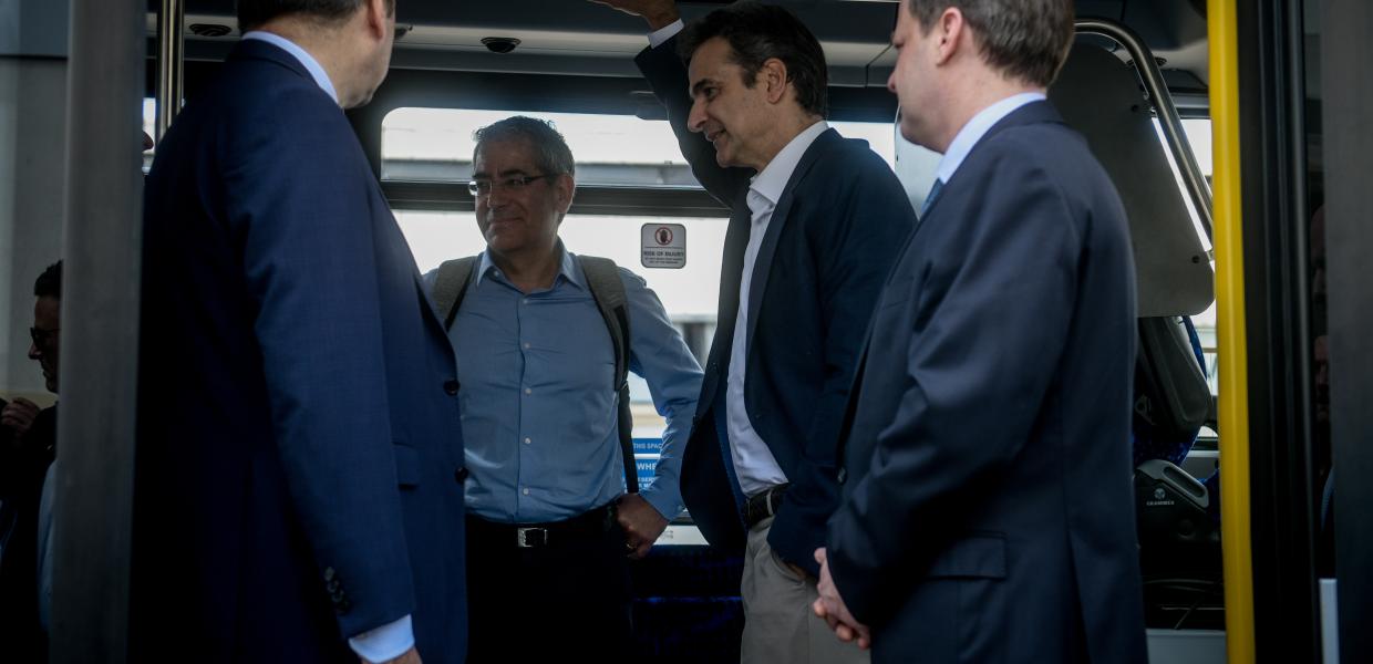 Κυριάκος Μητσοτάκης, Κώστας Χατζηδάκης, Κώστας Καραμανλής σε λεωφορείο