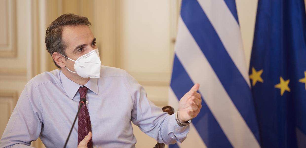 Ο Κυριάκος Μητσοτάκης με μάσκα στο Μαξίμου