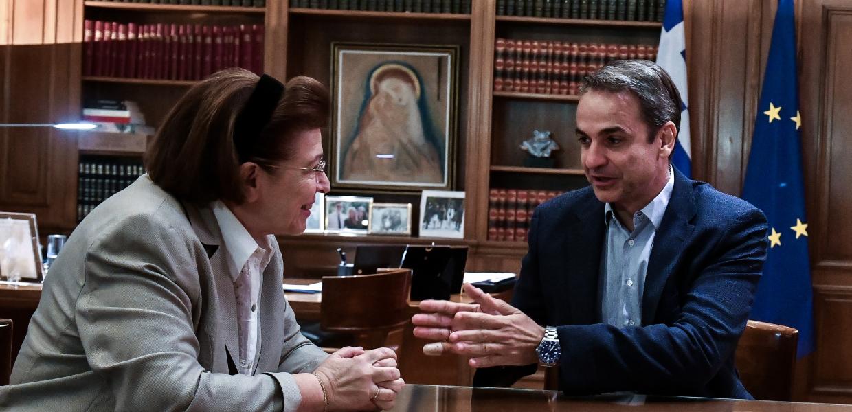 Ο Κυριάκος Μητσοτάκης και η Λίνα Μενδώνη στο Μαξίμου