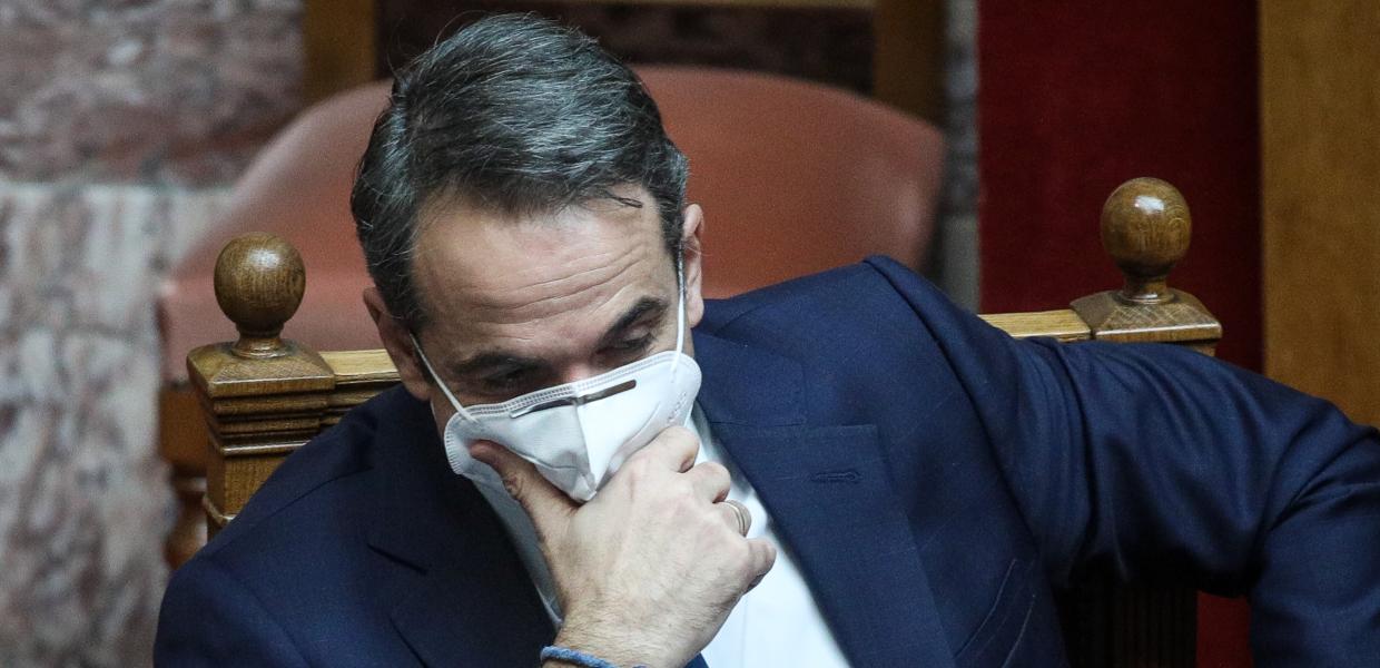 Ο Κυριάκος Μητσοτάκης στη Βουλή με μάσκα