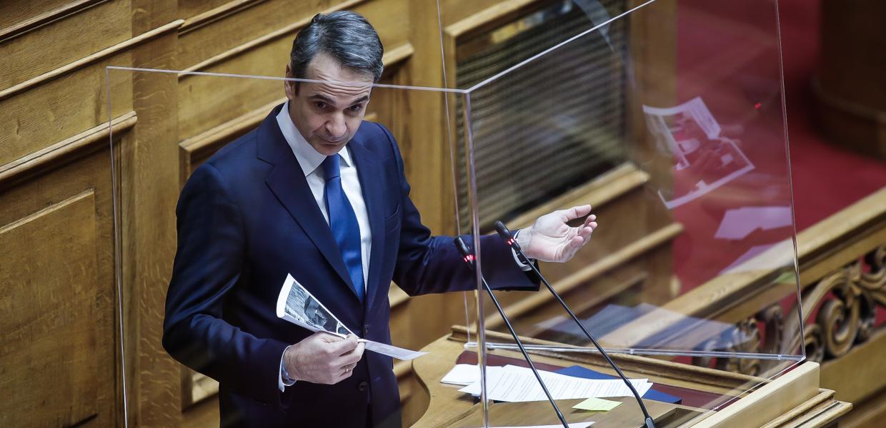 Ο Κυριάκος Μητσοτάκης δείχνει φωτογραφίες στη Βουλή