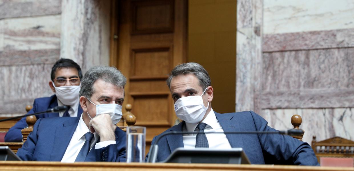 Ο Κυριάκος Μητσοτάκης και ο Μιχάλης Χρυσοχοΐδης στη Βουλή 