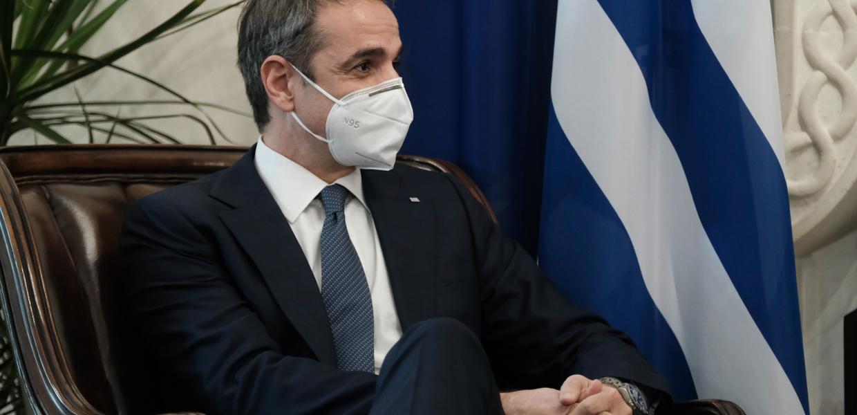 Ο Κυριάκος Μητσοτάκης κάθεται σε πολυθρόνα