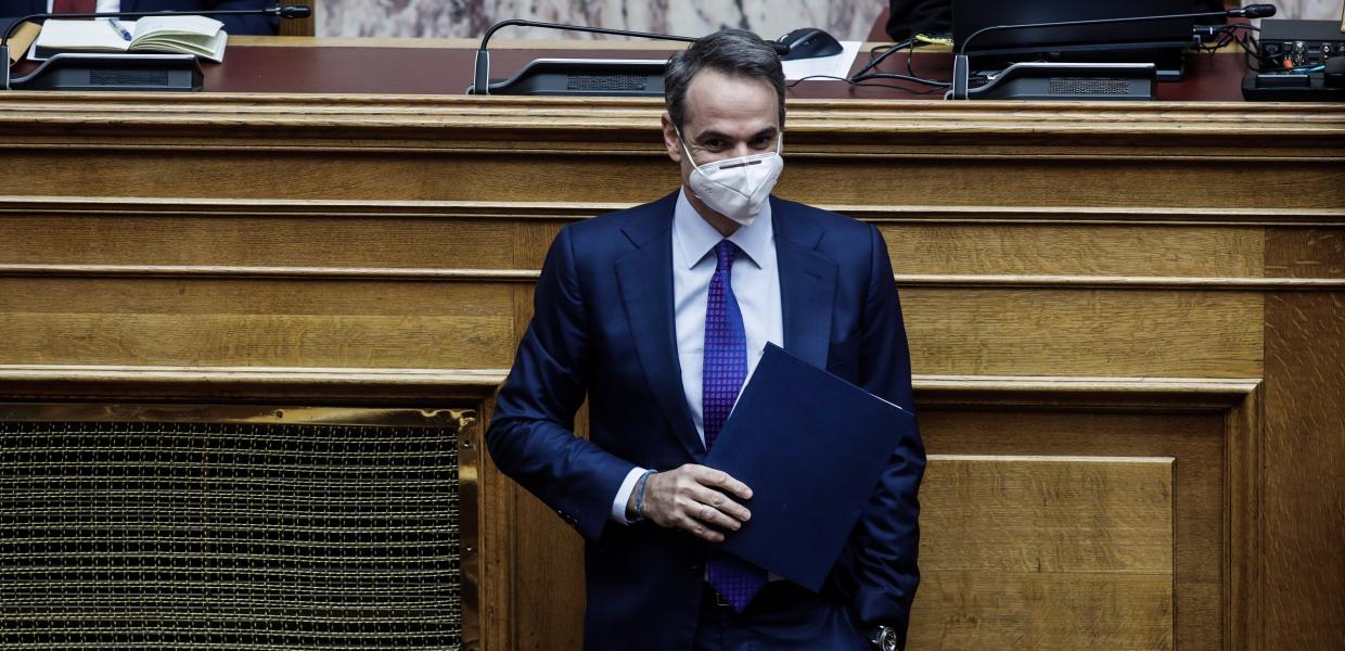 Ο Κυριάκος Μητσοτάκης με φάκελο στη Βουλή