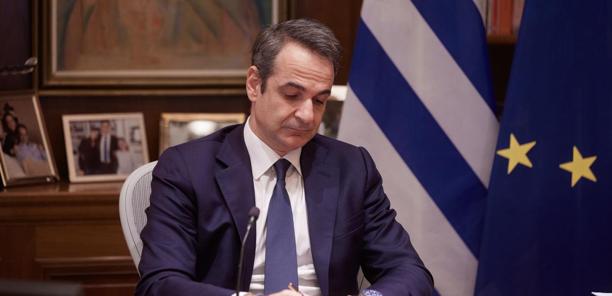 Ο Κυριάκος Μητσοτάκης με έγγραφα στο Μαξίμου