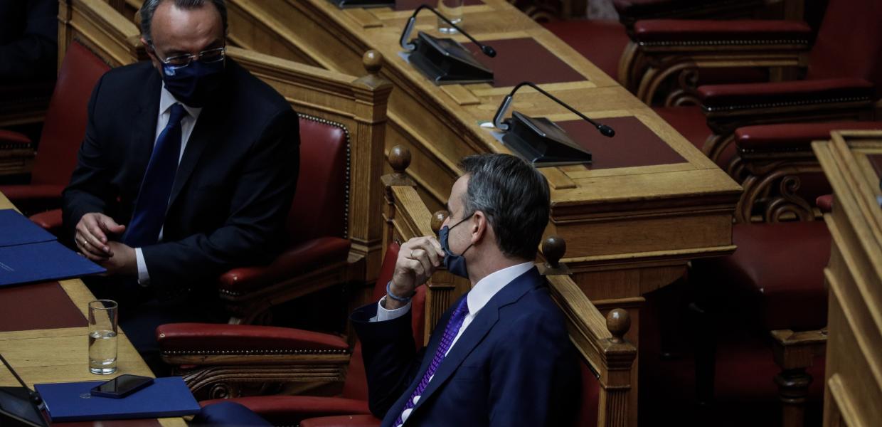 Χρήστος Σταϊκούρας και Κυριάκος Μητσοτάκης στη Βουλή