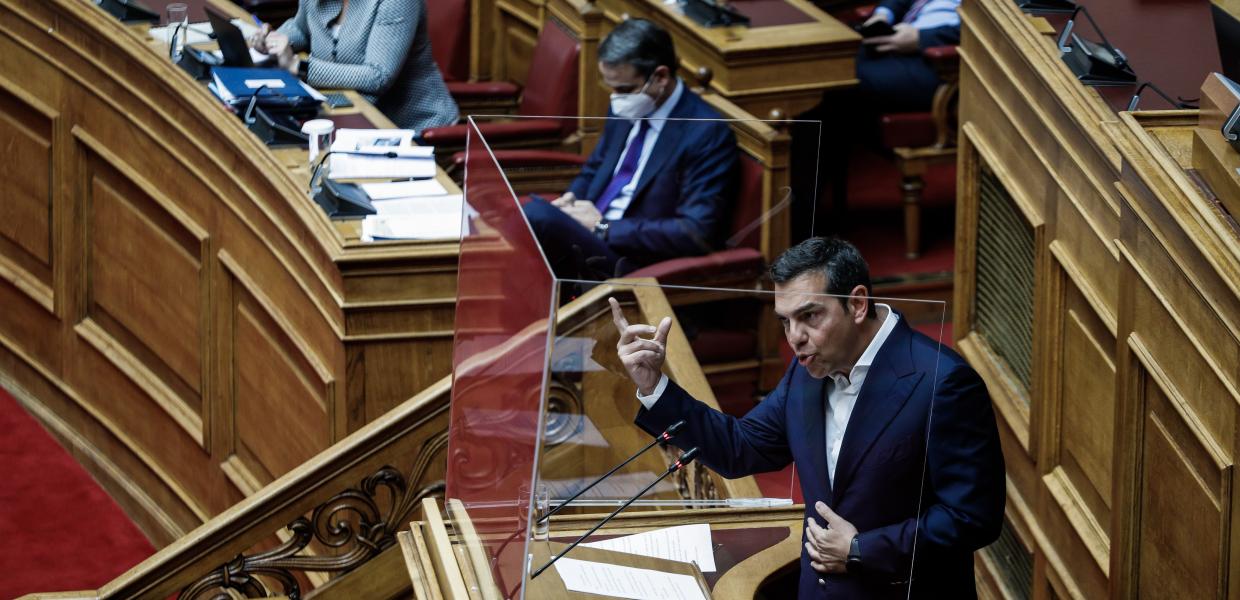 Ο Αλέξης Τσίπρας και ο Κυριάκος Μητσοτάκης στη Βουλή