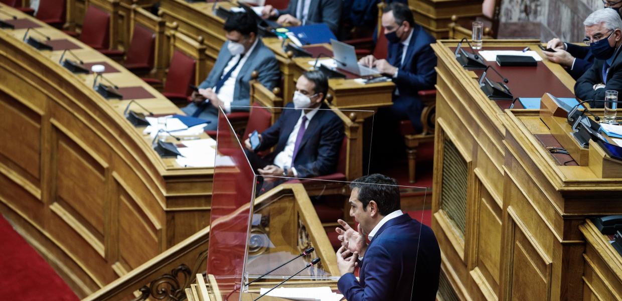 Ο Αλέξης Τσίπρας και ο Κυριάκος Μητσοτάκης στη Βουλή