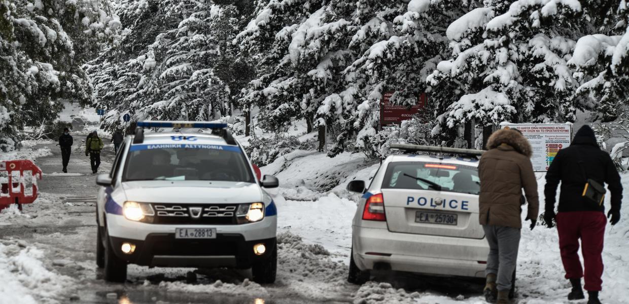 Χιόνια στον δρόμο προς τον Υμηττό)
