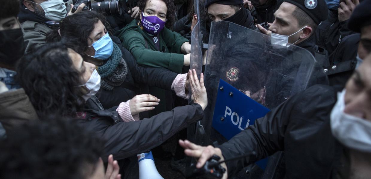 TOYΡΚΙΑ ΣΥΝΘΗΚΗ ΚΑΤΑ ΤΗΣ ΒΙΑΣ ΤΩΝ ΓΥΝΑΙΚΩΝ