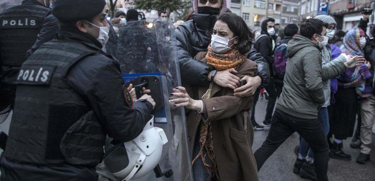 ΔΙΑΔΗΛΩΣΗ ΤΟΥΡΚΙΑ ΓΥΝΑΙΚΕΣ ΚΑΤΑ ΤΗΣ ΑΠΟΣΥΡΣΗΣ ΑΠΟ ΤΗ ΣΥΝΘΗΚΗ ΤΗΣ ΚΩΝΣΤΑΝΤΙΝΟΥΠΟΛΗΣ