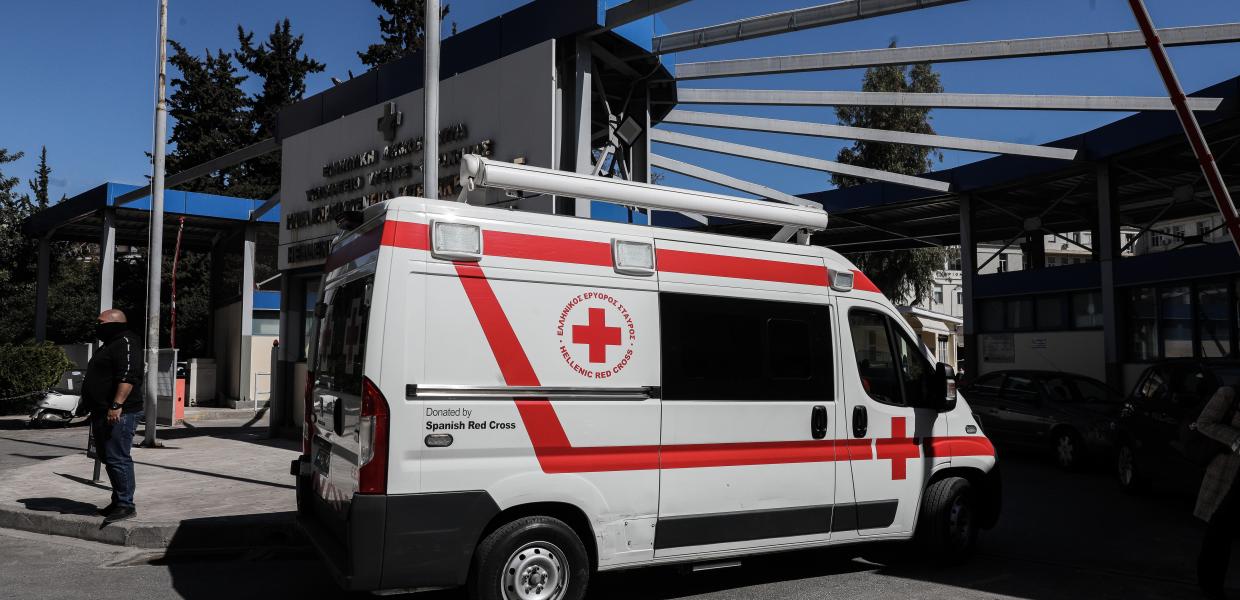 Ασθενοφόρο έξω από το νοσοκομείο Ερυθρός Σταυρός