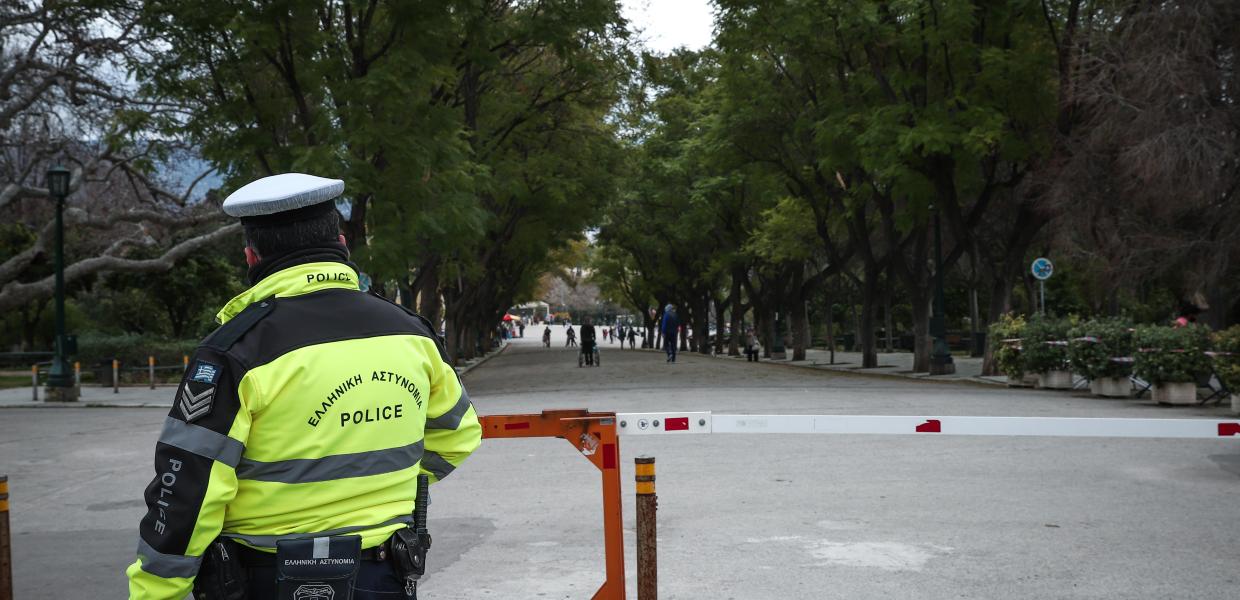 Αστυνομικός στην Αθήνα εν μέσω lockdown