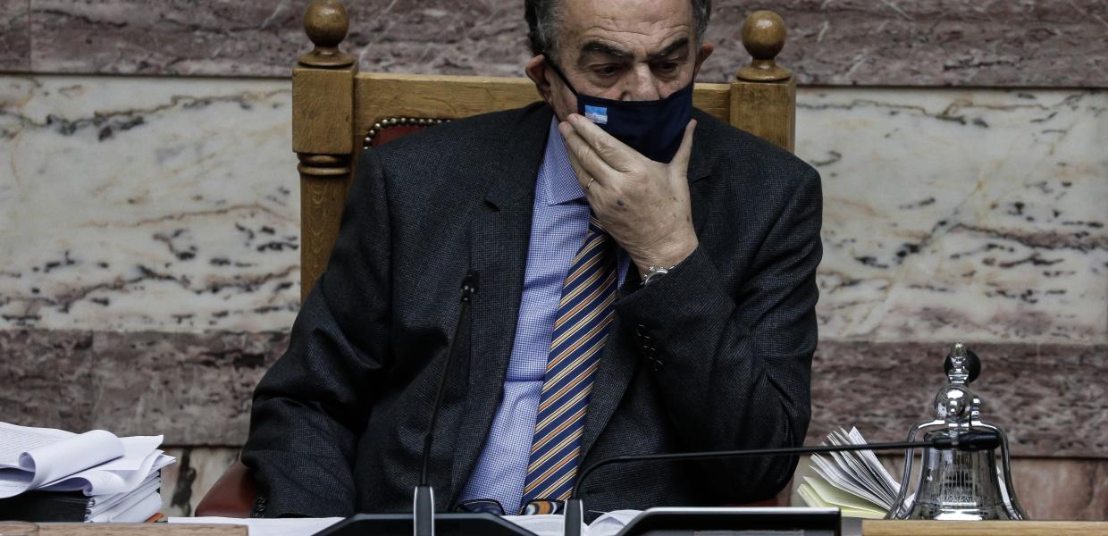 Ο Χαράλαμπος Αθανασίου προεδρεύων στη Βουλή