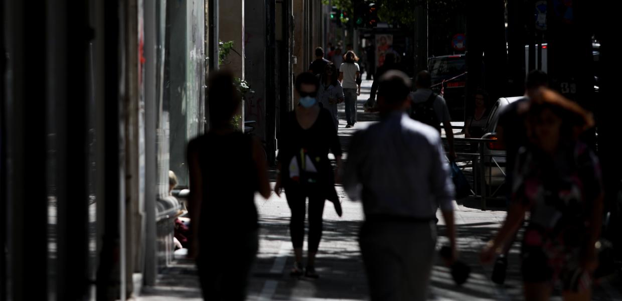 Στιγμιότυπο από κόσμο με μάσκες στην Αθήνα