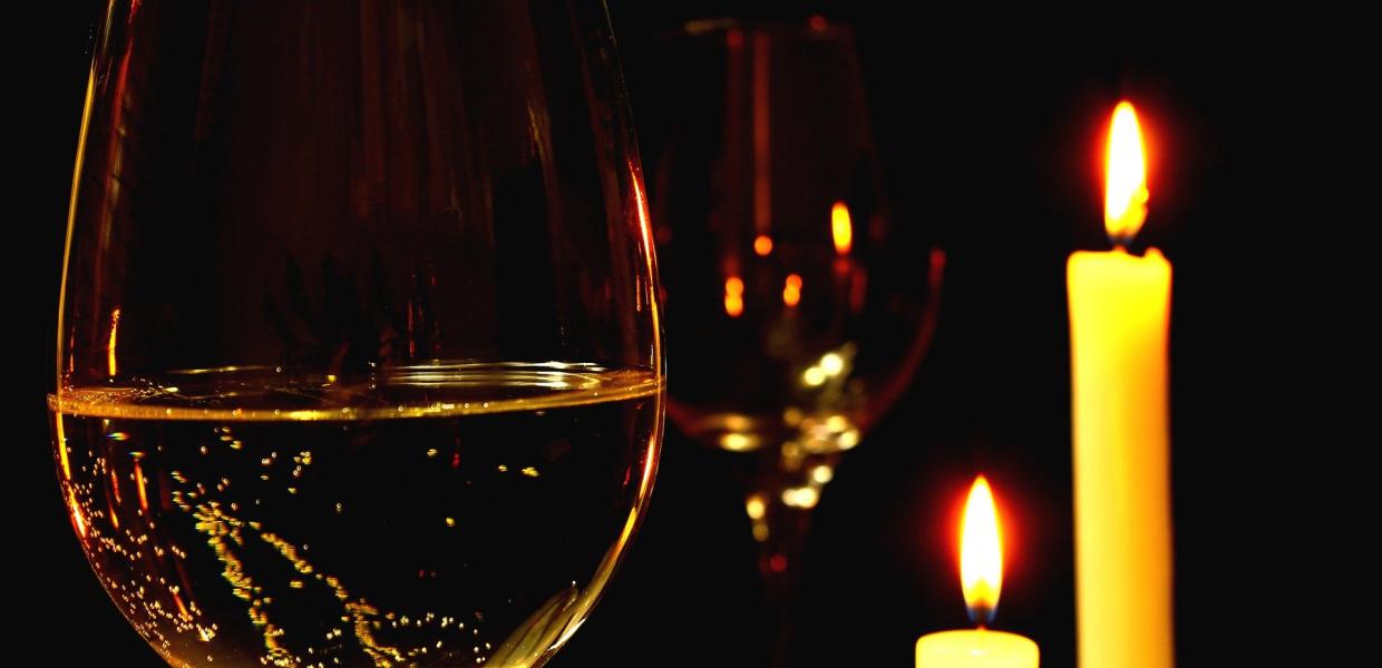 Δείπνο με κεριά και κρασί