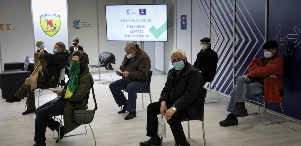 Ηλικιωμένοι περιμένουν να κάνουν εμβόλιο κατά κορωνοϊού