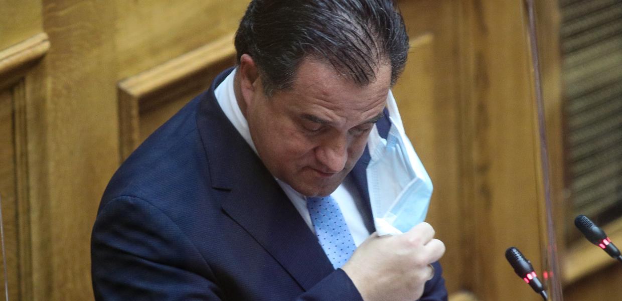 Ο Άδωνις Γεωργιάδης βγάζει τη μάσκα στη Βουλή