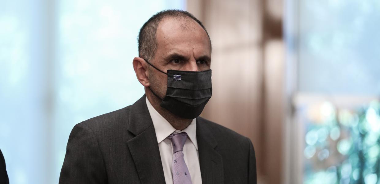 Ο Γιώργος Γεραπετρίτης με μάσκα