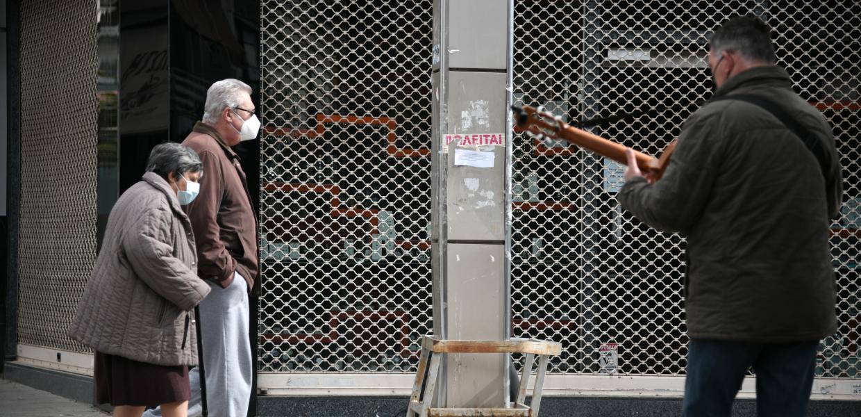 Ηλικιωμένοι έξω από κλειστό κατάστημα λόγω lockdown
