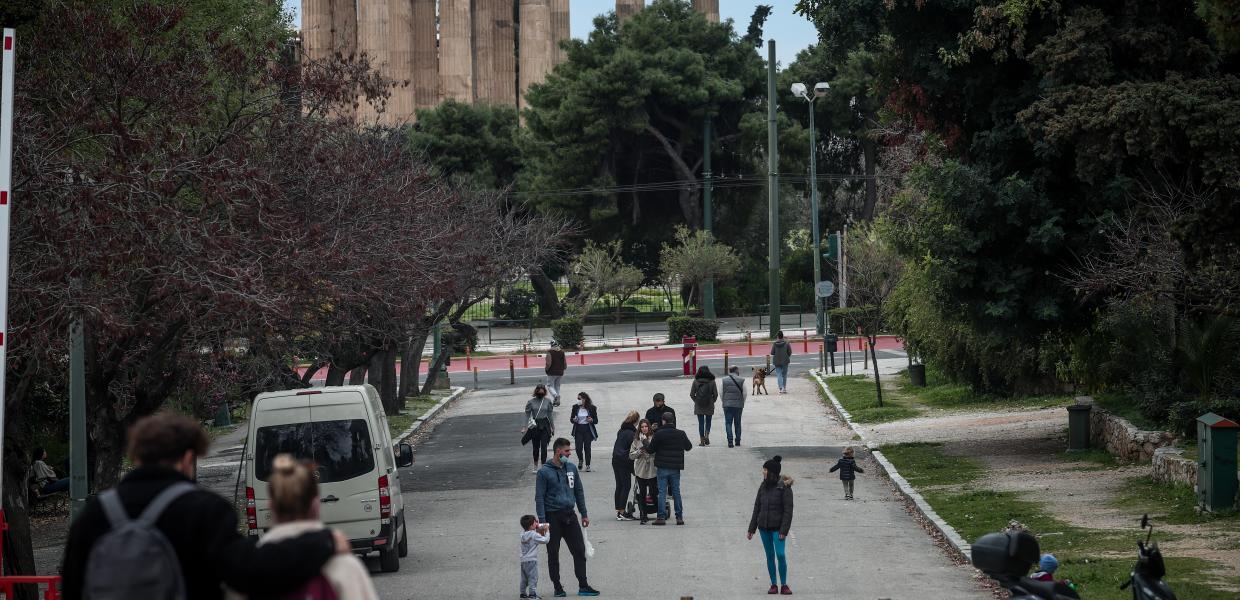 Στιγμιότυπο από την Αθήνα εν μέσω lockdown