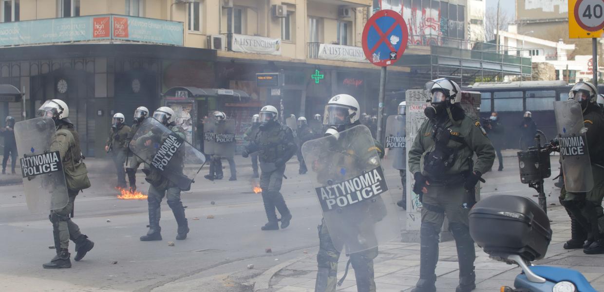 Επίθεση των ΜΑΤ στην φοιτητική πορεία στη Θεσσαλονίκη