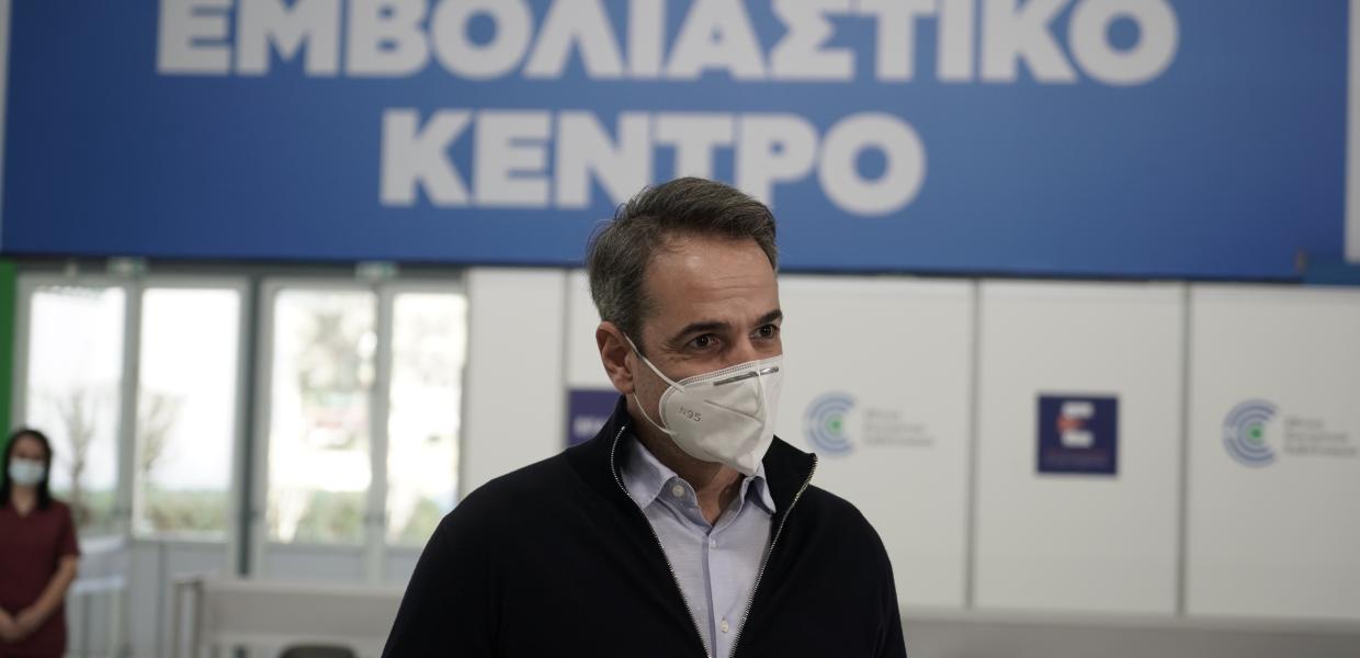 Ο Κυριάκος Μητσοτάκης στο εμβολιαστικό κέντρο Περιστερίου
