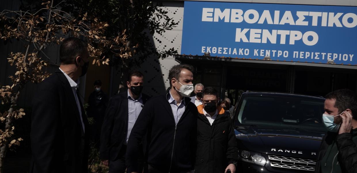 Ο Κυριάκος Μητσοτάκης έξω από εμβολιαστικό κέντρο