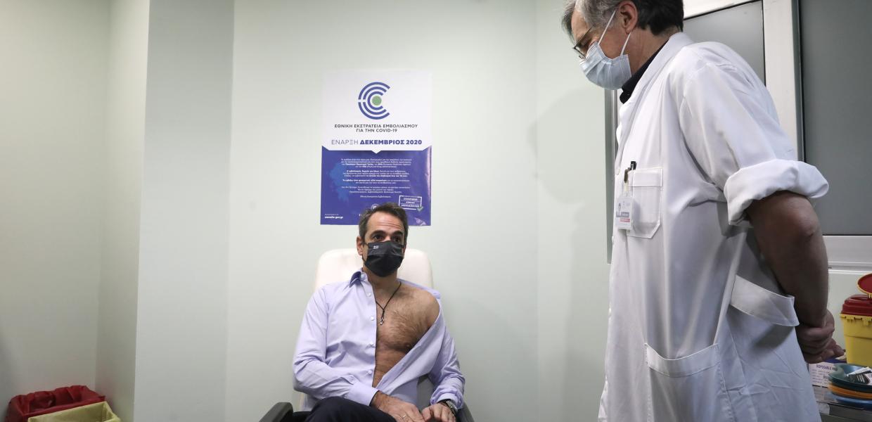 Ο Κυριάκος Μητσοτάκης κάνει εμβόλιο πλάι στον Σωτήρη Τσιόδρα